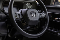 先進運転支援システムは、自動緊急ブレーキやアダプティブクルーズコントロール、操舵支援機能などに加え、新たに「近距離衝突軽減ブレーキ」「急アクセル抑制機能」(ディーラーオプション)が設定されている。