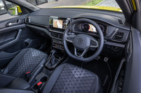 ダッシュパッドにソフトな素材を採用することで質感が向上したインテリア。「TクロスTSI Rライン」ではカーボン調の加飾を採用し、スポーティーな雰囲気を演出している。