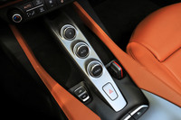 フェラーリ車でおなじみとなるセンターコンソールのブリッジ形状パネルにリバースやオートマチックモード、ローンチコントロールのセレクタースイッチが並ぶ。ルーフの開閉スイッチは、ハザードスイッチ左に位置している。