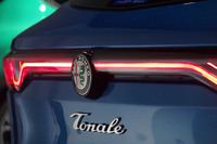 リアハッチ中央部にアルファ・ロメオのエンブレムと「Tonale」のバッジが備わる。ヘッドランプと対になる3連式のLEDリアコンビネーションランプも「トナーレ」の特徴だ。
