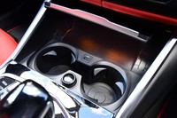 センターコンソールには、スマートフォンのワイヤレスチャージが可能なトレーと、カップホルダーが備わる。