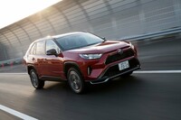 2.5リッター直4エンジンと前後モーターを合わせたシステム最高出力は306PS。0-100km/h加速のタイムが6.0秒という俊足だ。