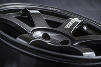 ホイールの表側が中心に向かってくぼんでいく“コンケイブ(concave)”デザインも、「TE37」シリーズならではの個性のひとつである。