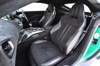 ヘッドレスト一体型のスポーツシート。アルカンターラとナチュラルレザーで仕立てられている。