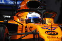 前戦アゼルバイジャンGPでダブル入賞を果たし、ベスト・オブ・ザ・レストのコンストラクターズランキング4位につけているマクラーレン。スペインGPの予選ではQ2止まりで、新人ランド・ノリスが11位(ダニエル・リカルドのペナルティーで10番グリッド)、唯一のスペイン人ドライバーとなったカルロス・サインツJr.(写真)は13位(同じく繰り上がって12番グリッド)と中団からスタートした。ノリスは早々にポイント圏外に落ち、レース終盤にはレーシングポイントのランス・ストロールと接触、リタイア。サインツJr.はルノーのリカルドやハースのグロジャンらと丁々発止とやり合いながら、母国の大観衆の前で8位入賞を果たした。(Photo=McLaren)