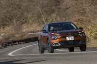 スタイリングからも最低地上高の数値からもクロスオーバーSUVを名乗るにふさわしい新型「C4」。車名に「エアクロスSUV」とつかないのはなぜだろうか。