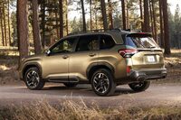 お披露目からはや1年、北米では2024年春にすでに発売されている新型「フォレスター」だが、おひざ元の日本では、いまだに影も形も見えない……。