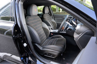 「インテンサ」専用のアルカンターラとナチュラルレザーのコンビシート。前席には8wayの電動調整機構(運転席はメモリー機能付き)やヒーター/ベンチレーション機能、パワーランバーサポートなどが備わる。