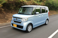 JC08モード燃費は仕様によって異なり、自然吸気モデルでは24.2~27.0km/リッター、ターボモデルでは23.0~25.6km/リッターとされている。