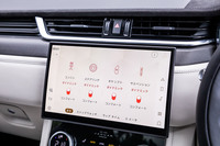 オプションのコンフィギュラブルダイナミクス搭載車では、エンジンやステアリングのレスポンスのほか、ギアボックスのシフトポイントなどを、ドライビングスタイルに合わせてカスタマイズできる。