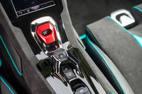 ランボルギーニではおなじみの赤いカバー付きのエンジンスターター。指の細い人であれば跳ね上げなくても隙間から押せる。