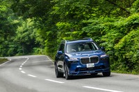 車重2.6tを超える大型SUVでありながら0-100km/h加速は4.2秒でこなす。最高巡航速度は290km/hをうたう。