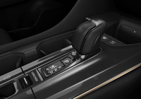 「クラウン クロスオーバー」のディンプル加工シフトノブ。
