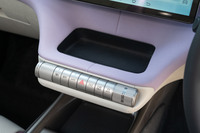 センターコンソールに並んだスイッチ類は奥に押し込むのではなく上下にスライドして操作する。一番右がシフトセレクターで、Pレンジのボタンは側面にある。