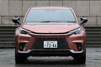 フロントまわりでは、グリルとボディーの縁をなくした「シームレスグリル」がひとつの特徴。このデザインには空気の整流効果もあり、空力特性の改善にも寄与しているという。