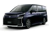 もはやグリルじゃない部分を探すほうが難しい面構えとなった、現行「トヨタ・ヴォクシー」。上部の細いランプは車幅灯&デイライトで、いわゆるヘッドランプ(ロービーム/ハイビーム)は、グリルの内側に配されている。