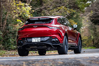 タイトなワインディングロードを行く「DBX707」。従来モデルのように23インチタイヤ特有の硬さを感じるシーンはほとんどなく、その路面タッチは明らかにまろやかでしなやかなものであった。デフォルトにあたる「GT」モードは、熟成された味わいが印象に残った。