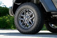 足もとには245/75R17サイズのオールテレインタイヤを装着。18インチオールシーズンタイヤの「サハラ」よりはオフロード寄りの設定だが、オンロードでもこちらのほうがむしろ快適だった。