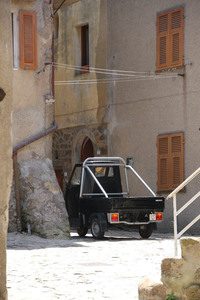 島で最も標高が高い村ジーリオ・カステッロは人口約五百数十人。そこにも「アペ50」がたたずんでいた。