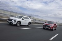 2台とも2.4リッターエンジンとリチウムイオンバッテリー、前後各1基ずつのモーターをベースとしたプラグインハイブリッドシステムを搭載。バッテリー容量は13.8kWh。