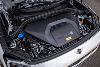 「カントリーマンSE ALL4」のフロントフード内部。最高出力190PS、最大トルク247N・mを発生する電動モーターを前後に搭載している。