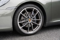 フロント20インチ、リア21インチのホイールはオプション。タイヤは「ピレリPゼロ」が組み合わされていた。