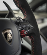 ステアリングホイールの右側スポークには赤い「Pilota」(パイロット、運転者)モードのセレクターを用意。GT3でのレース経験からフィードバックされたトラクションコントロール設定を軸に、高度なセッティングが可能となっている。