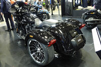 ハーレーダビッドソンの“トライク”と呼ばれるモデルは、「前1輪+後2輪」の三輪車。運転免許のうえではクルマ扱いで、普通自動車免許(MT)が必要になる。