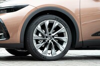 タイヤ&ホイールは上位グレードが21インチ(写真)で下位グレードが19インチ。試乗車はミシュラン史上最高の低燃費をうたう「eプライマシー」を履いていた。