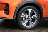 ホイールは、写真の17インチアルミホイールのみ。グレードによる違いはない。