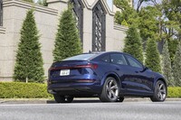 駆動用リチウムイオンバッテリーの容量は95kW。出力150kWまでの急速充電に対応しているが、わが国ではまだほとんどお目にかかることがない。