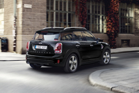 「MINIクロスオーバー バッキンガム」のリアビュー。写真のボディーカラーはミッドナイトブラックメタリック。