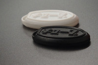 「キューブ レトロリノベーション」購入者には、納車記念としてオリジナルのキーケースがプレゼントされる。