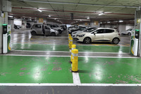 イタリアの公共EV充電ステーションでは2023年夏まで、国境を越えてきた観光客の高級BEVを頻繁に目にした。対して2025年、その数は明らかに減り、全スペースが空きのことも珍しくなくなった。