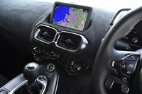 センターモニターのサイズは8インチ。ダッシュボードはアルカンターラ仕立てとなっている。