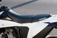 シート高は890mmと高めで、スリムなボディー形状を勘案しても、足つき性は良くはない。つくりはライディングポジションの自由度や、荷重移動のしやすさを重視したものとなっている。