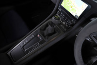 トランスミッションは7段PDKのみの設定で、ギア比は「718ケイマンGT4」のものと比べ、より加速重視のギア比となっている。シフトレバーは「911 GT3」ゆずりものだ。