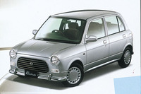 ダイハツが1999年に発売した初代「ミラジーノ」。メーカーとしてはクラシックテイストを好むユーザー向けに用意したモデルのようだが、結果的に、女性に好まれることとなった。
