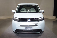 新型「フリード」のハイブリッドモデル「e:HEVエアーEX」のフロントビュー。開発コンセプトは「“Smile”Just Right Mover~こころによゆう 笑顔の毎日」。“Just Right=ちょうどいい”というコンセプトは初代から変わらない。