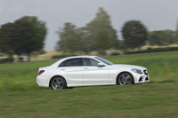 「AMGライン」には装飾パーツ以外の変更点も含まれており、ベーシックな「C180」では減衰力可変式のスポーツサスが、それ以上のグレードにはエアサスが、それぞれ装着される。