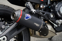 充実した装備も「フルスロットル」の特徴で、アルミのテーパーハンドルやLEDの小型ウインカー、シフトアップ/ダウンの双方に対応したクイックシフター、伊テルミニョーニ製のマフラーなどが採用されている。