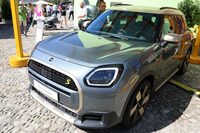 「MINIオールエレクトリック カントリーマン」。最大出力204PS(150kW)、最大トルク250N・m、航続距離462kmの「E」と、最高出力313PS(230kW)、最大トルク494N・m、航続距離433kmの「SE ALL4」が用意される。MINI初のドイツ生産車となる。