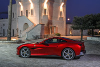 車両重量は1545kg(空車重量)。前後の重量配分は46:54と発表されている。