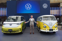 フォルクスワーゲン ジャパンのイモー・ブッシュマン氏は発表イベントのなかで、「2024年7月に始動したフォルクスワーゲンブランドの新たな商品構成を完成させるための最後のピース」と「ID. Buzz」を紹介。「ビートル」の後を担うフォルクスワーゲンのアイコンとしても期待されている。