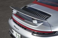 新型「911ターボSカブリオレ」は従来のサイドエアインテークではなく、リアウイング前方のリアリッド経由で吸気を行う。この変更により大幅な出力向上を果たしている。