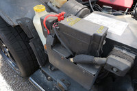 エンジンルームの左脇に位置する、バッテリーほか一式。ジャンプスターター2基がけでようやく回るエンジンを、毎回始動してくれていたのかと思うと頭が下がる。充電のためにも、もう少しこまめに乗ってやりたいのだが、そうなるとガソリンがマッハで消えるのよね、このクルマ……。