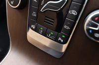 「V40」には、駐車支援システムを含む11種類以上の先進安全装備が与えられる。写真は、センターコンソールに配された、一部機能のオンオフスイッチ。