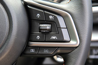 誕生当初はセンターコンソールのダイヤル式コントローラーで操作する方式だった、走行モード切り替え機構「SIドライブ」。現在はステアリングスイッチ(写真下部)で操作する方式となっており、また一部のスポーツモデルを除き、走行モードも「S」と「I」の2つに整理されている。