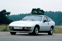 ポルシェ初の量産FRモデルとして1976年に登場した「924」。エントリーモデルとしての意味合いが強いモデルで、各所にフォルクスワーゲンやアウディのコンポーネンツが利用されていた。