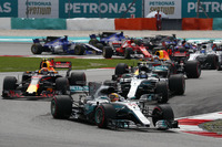 スタートでトップを守ったポールシッターのハミルトン(写真先頭)。その後ろではフェルスタッペン(同左)とボッタス(同右)が横並びでポジションを争ったが、フェルスタッペンに軍配が上がった。(Photo=Mercedes)